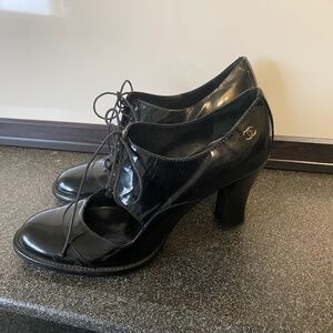 Chanel black patent leather heels, VGUC-EUC, size US 7.5 (EU38.5), M. Auth.